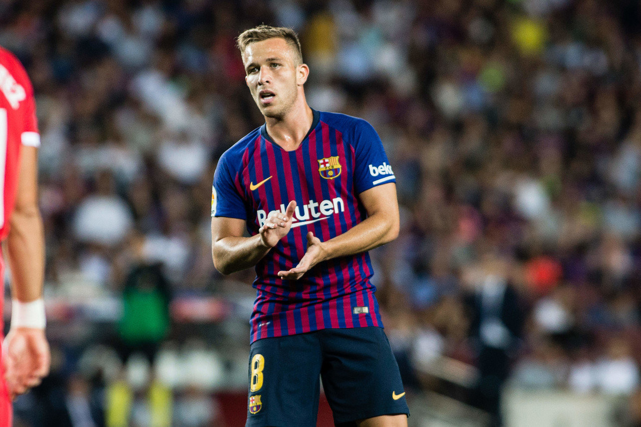 爱游戏官网-今晨瓦伦西亚调整名单以备亚冠，强势反弹环节打磨，震撼外界，更衣室氛围转暖(奥萨苏纳vs瓦伦西亚)